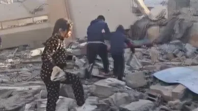 Gazze’de çocuklar cami enkazından Kur’an sayfalarını topluyor