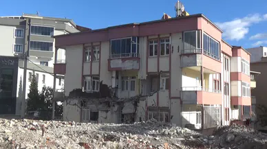 Kahramanmaraş bu manzaraya alışmamalı! Bir yanda yaşam bir yanda enkaz