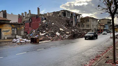 Kahramanmaraş’ta deprem sonrası yıkım çalışmaları sürüyor
