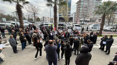Kahramanmaraş’ta tapularını il müdürlüğü binası önüne attılar
