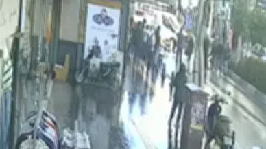 Kırmızı ışık ihlali yapan elektrikli bisikletteki anne ve kızı yaralandı, kaza kameraya yansıdı