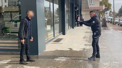 Boğazını kesen şahsı polis etkisiz hale getirdi