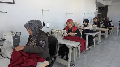 Gazze'deki çocuklar için kıyafet diktiler