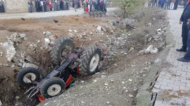 Traktör devrildi: 1'i ağır 2 yaralı