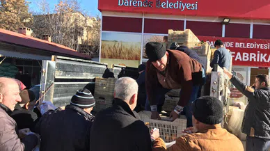 Depremzedelere mandalina dağıttı