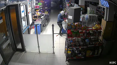 Sigara çalan kişi güvenlik kameralarına yansıdı