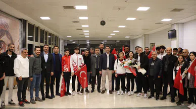 Kahramanmaraş’ın şampiyonları yurda döndü: Çiçeklerle karşılandılar