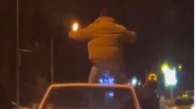 Seyir halindeki aracı diskoya çevirdiler