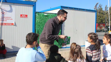 Kaymakam Ömer Nergiz, depremzede çocuklara boyama kitabı dağıttı