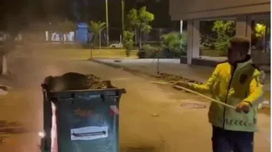 Trafik polisleri bu kez yangın söndürdü