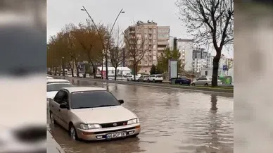 Kahramanmaraş’ta şiddetli yağış yollarda sel oluşturdu