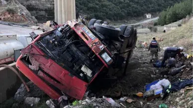 Uçuruma yuvarlanan akaryakıt yüklü tankerin sürücüsü kurtarılamadı