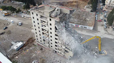 Kahramanmaraş’ta hasarlı bina yıkımı devam ediyor