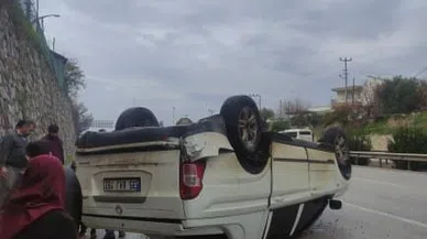 Yağışlı hava kazayı beraberinde getirdi, kamyonet devrildi