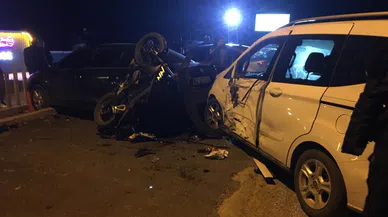 Otomobil ile motosiklet çarpıştı: 1’i ağır 2 yaralı
