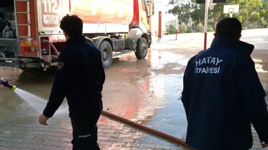 İtfaiye ekipleri okul bahçesini çamurdan arındırdı