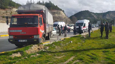 Kırmızı ışıkta duran kamyonete otomobil çarptı: 4 yaralı