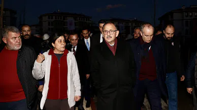 Özhaseki, “Eşimin, çocuğumun mezarına yakın oturmak istiyorum” diyen depremzedelerin isteğini geri çevirmedi