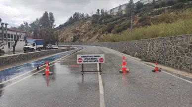 Hatay’da sahil yolu heyelan nedeniyle ulaşıma kapandı