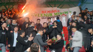 Binlerce kişinin içinde evlilik teklifi yaptı