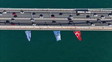 Gezeravcı için 15 Temmuz şehitler köprüsüne Türk bayrağı asıldı