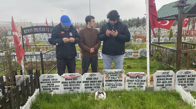 Depremde hayatını kaybeden Korkut’un doğum günü pastası mezarına bırakıldı