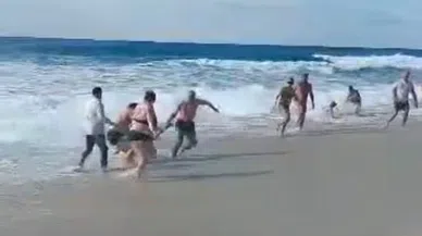 Denize giren turistlerin boğulma tehlikesi geçirdiği anlar kamerada