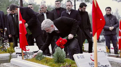 Fırat Görgel Deprem Şehitlerini ve Sütçü İmam’ı kabirleri başında andı