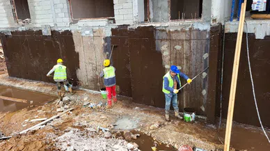 Depremzedeler için yapılan konutların inşaatı gece gündüz devam ediyor