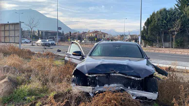 Hızını alamayan otomobil tarlaya uçtu