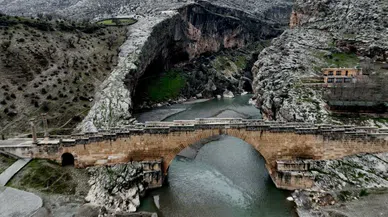 Tarihi köprü depremlere meydan okuyor