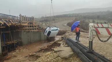 Sel sularında sürüklenen araç vinç ile kurtarıldı