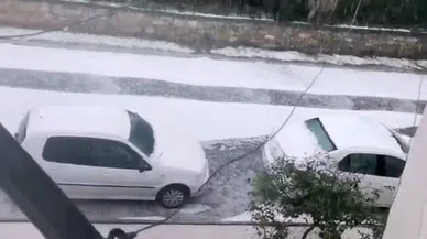 Adana’da dolu sokakları beyaza bürüdü