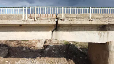 Pazarcık'ta birçok bölgeyi bağlayan köprü yıkılma tehlikesi ile karşı karşıya