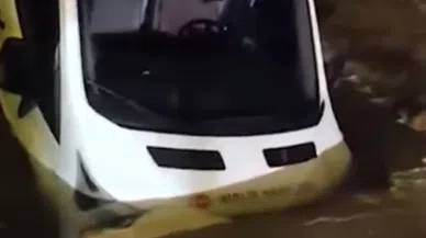 Yağmurun çökerttiği yola kamyonet düştü
