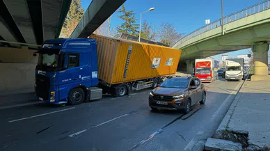 Tırın dorsesi üst geçide takıldı: 3 araç kaza yaptı