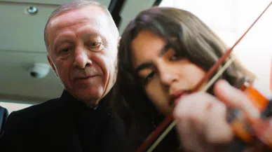 Erdoğan, keman çalan öğrenciyle türkü söyledi