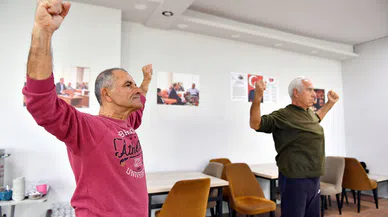 Emekli evi üyeleri sabah sporunda bir araya geliyor 