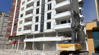 Kahramanmaraş’ta hasarlı binaların yıkımı sürüyor