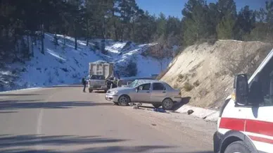 Otomobil buzlanma nedeniyle şarampole savruldu