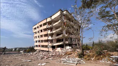 Ağır hasarlı' bina uzun uğraşlara rağmen tam olarak yıkılmadı