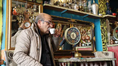 Antika aşkıyla süslenen kahvehane