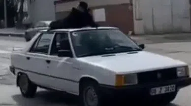 Seyir halindeki otomobilin tavanında giden şahıs düştü