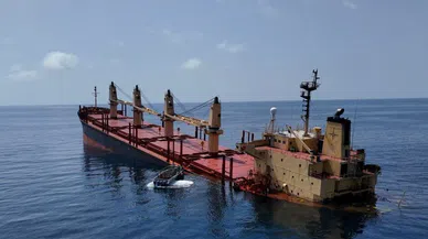 Husilerin Kızıldeniz'de vurduğu İngiliz gemisi battı