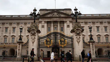 Buckingham Sarayı’nın kapısına araçla çarptı