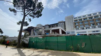 İşçiler göçük altında kalmaktan son anda kurtuldu