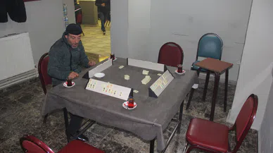 Tek başına okey oynayan adam sosyal medyayı salladı