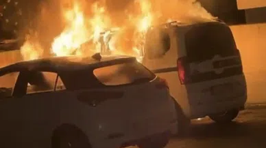 Park halindeki araç alev alev yandı