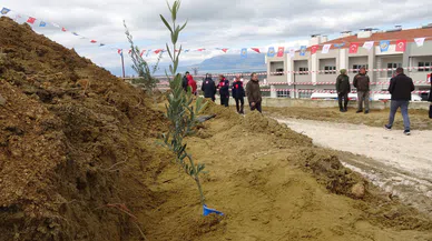 Burdur'da huzurevi bahçesine 2 bin fidan dikildi