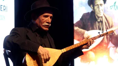 Aşık Veysel'in robotu sahnede konser verdi